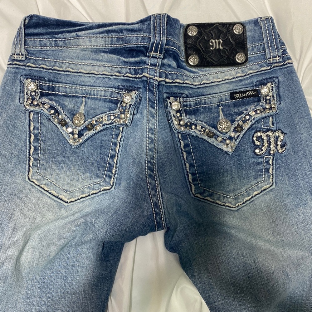 Miss Me Cropped Size 26 Inseam 24 excellent condition 1 loose stone as shown
